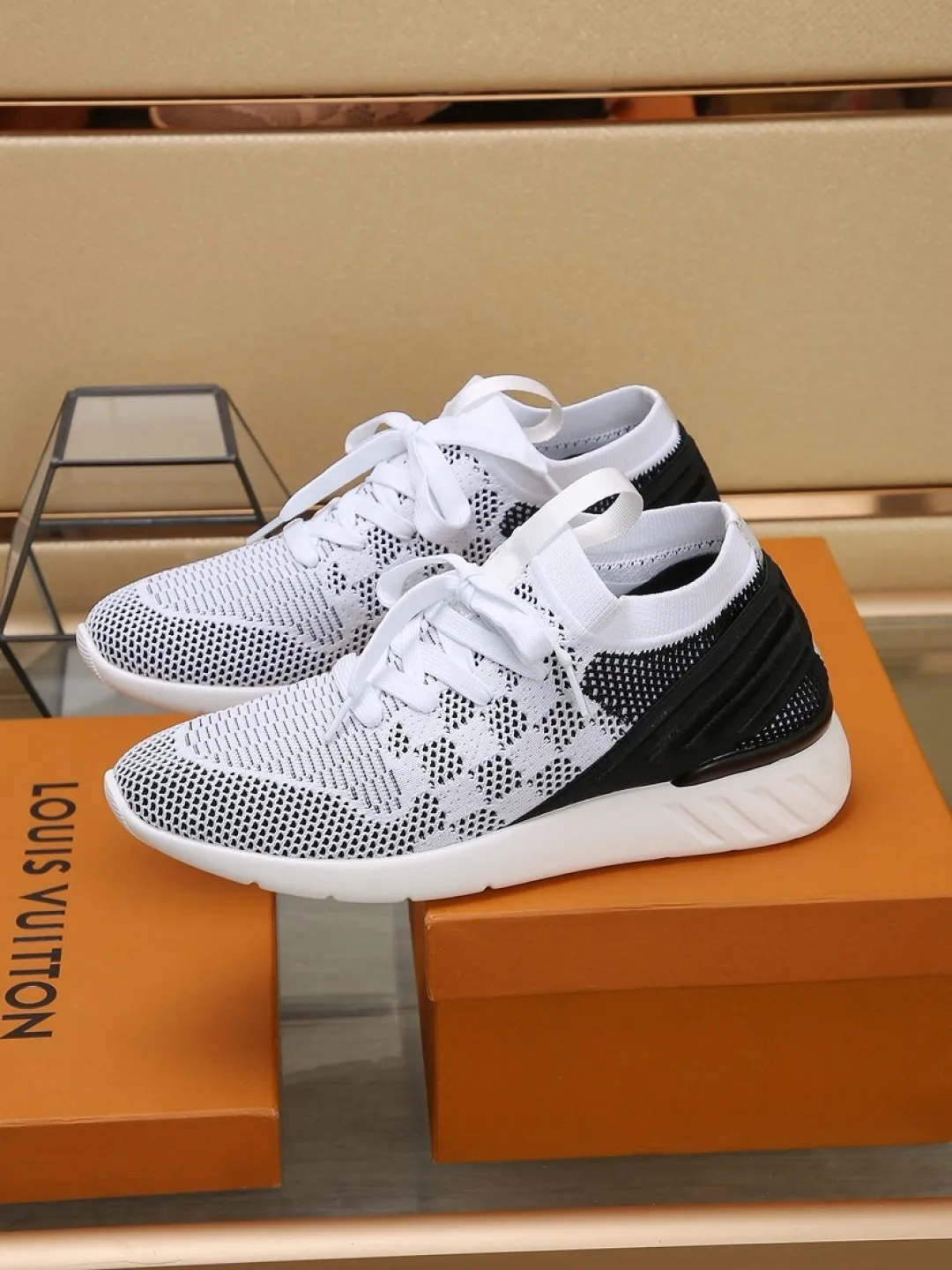 Men's shoes 💰P420💰"LOUI* VUITTO*" latest popular men's casual shoes ✔️This model is made of the original breathable fly woven fabric. The real thing is super shiny⚡️ Fashionable and versatile. The toe last shape is firm and full. The soles are LV original molds and can be put in and out at will. It is light and comfortable for the foot~Purely handmade, details determine the quality! Size:38-44
